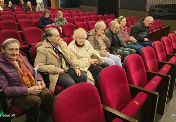 Seans filmowy w kinie Biała